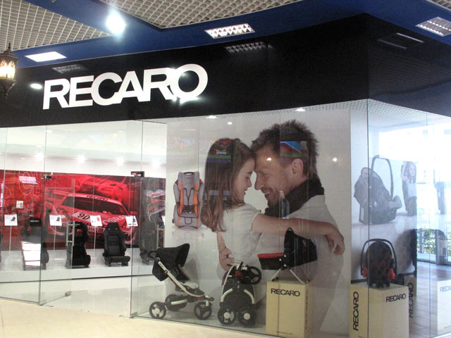 Комплексне оформлення магазину Recaro та торгове обладнання