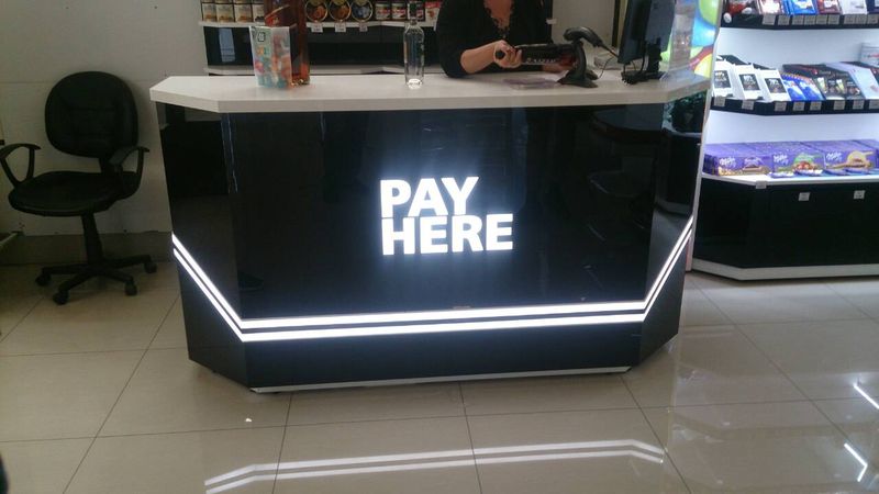 Торгове обладнання та виставкова вітрина в магазин Duty Free
