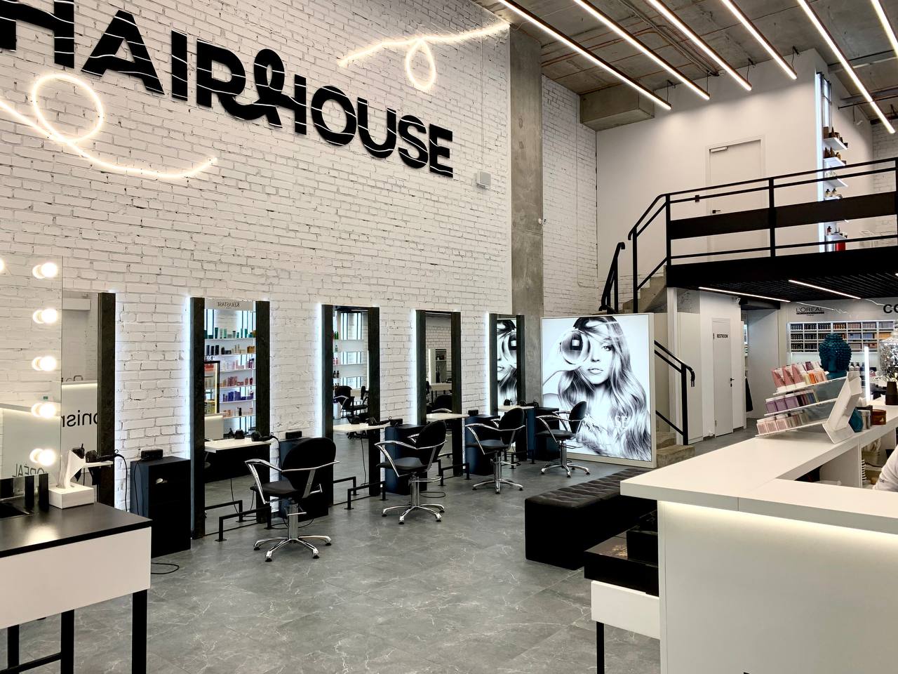 Дзеркало для візажу та індивідуальні меблі для салону Hairhouse