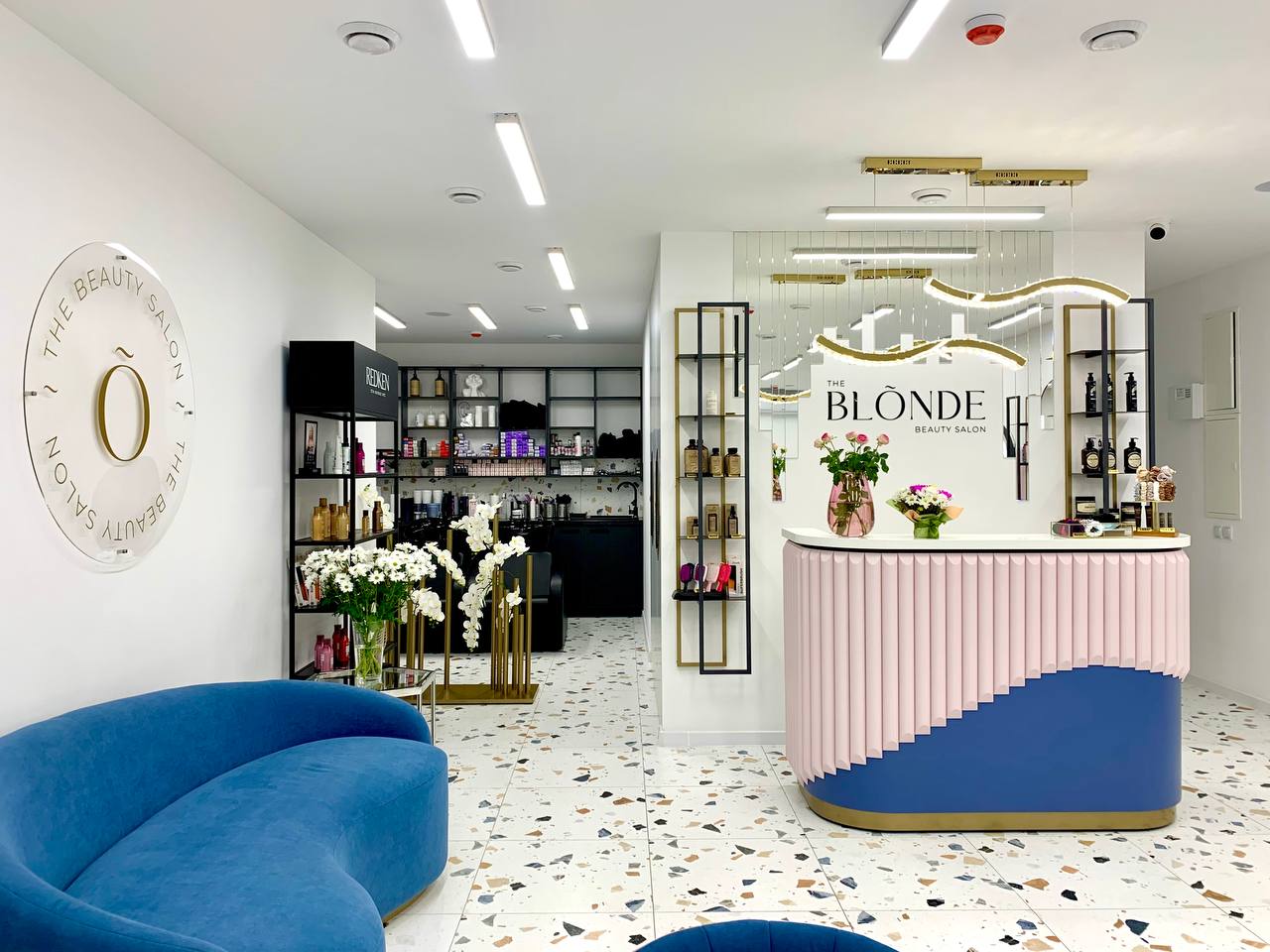 Робочі місця стилістів та меблі на замовлення для The Blond Beauty Studio